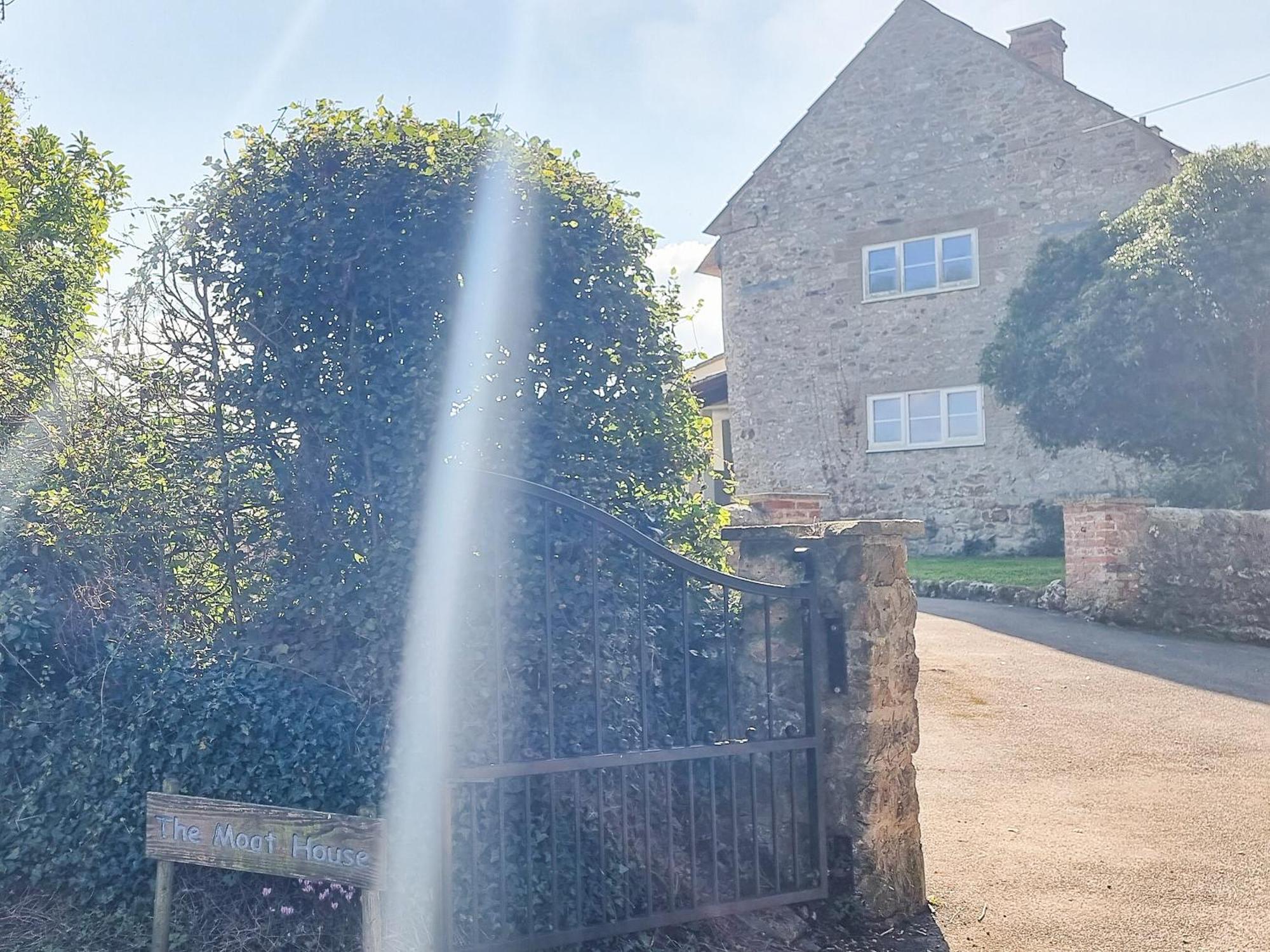 The Moat House Villa Cudworth Bagian luar foto
